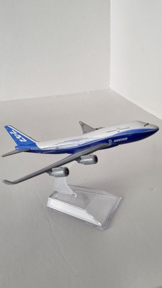 avion de colección boeing 747,Avión de colección,Modelo Boeing 747,Réplica meticulosa,Coleccionismo de aviación,Avión de metal,Detalles excepcionales,Avión decorativo,Regalo para entusiastas de la aviación,Decoración de oficina,Avión de colección azul y blanco