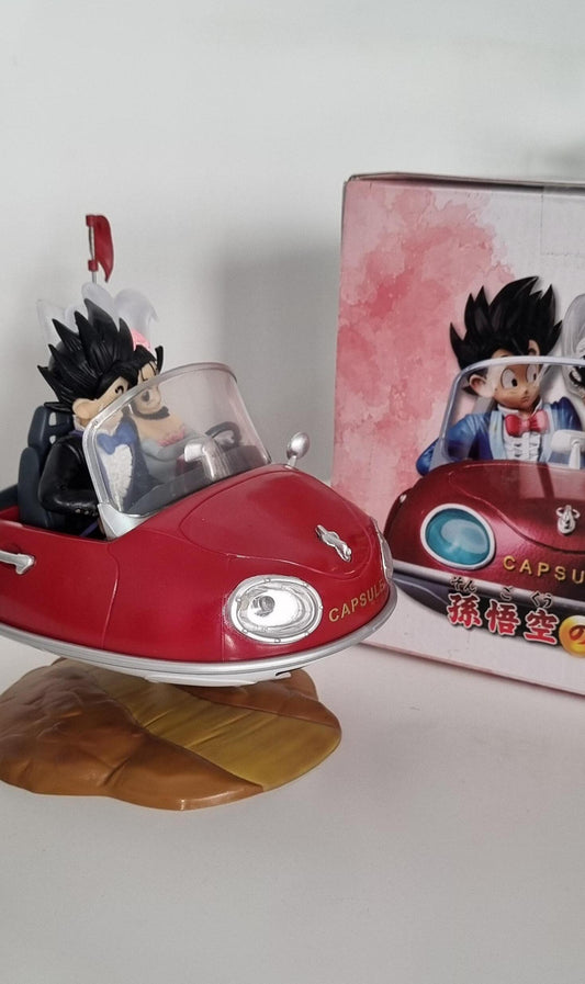 Figura de Colección de Goku y Milk recién casados en su Auto.